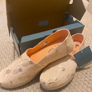 NWT Pineapple toms